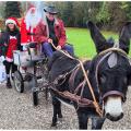 Le Père Noël dans le village