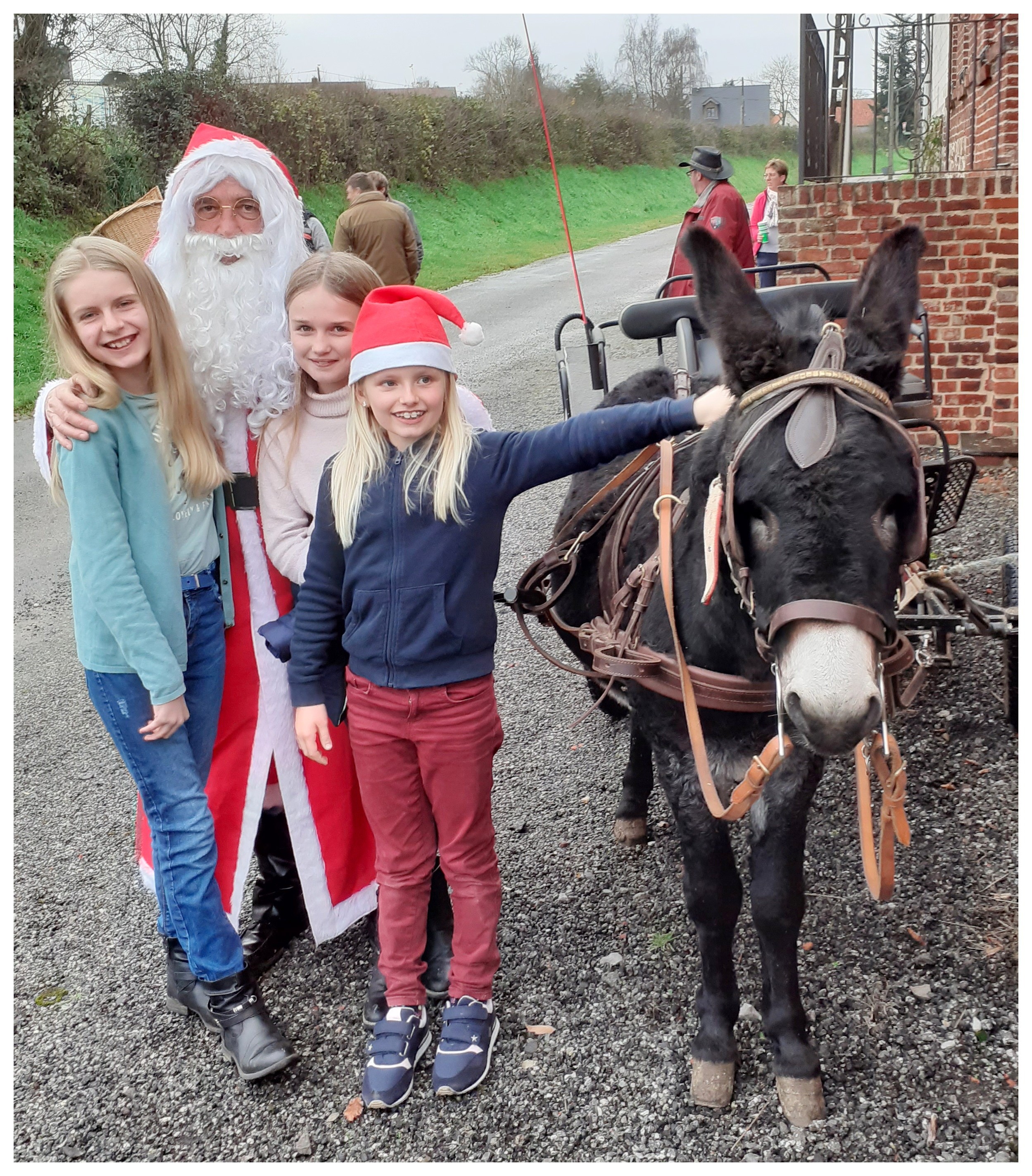 Le Père Noël dans le village