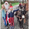 Le Père Noël dans le village