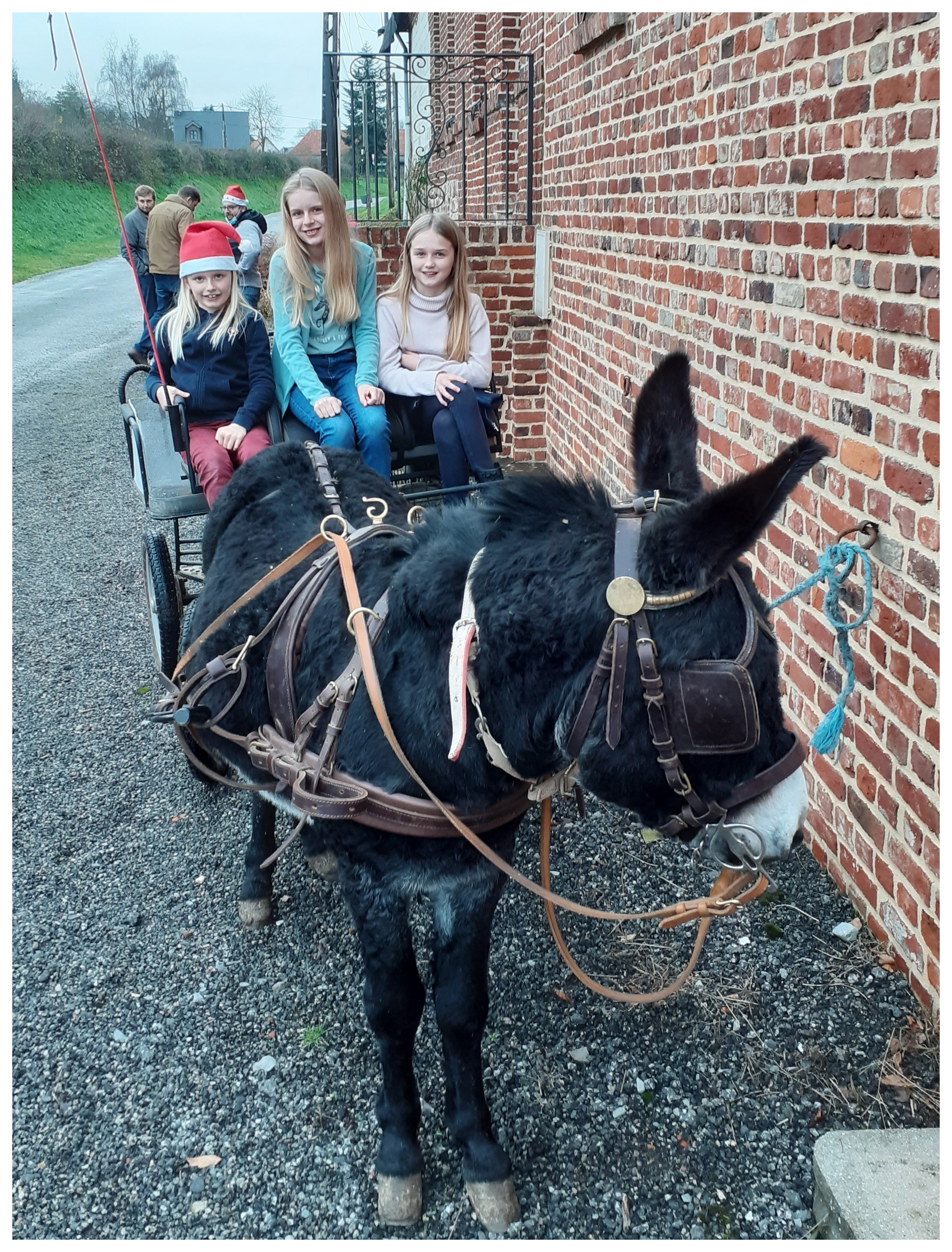 Le Père Noël dans le village