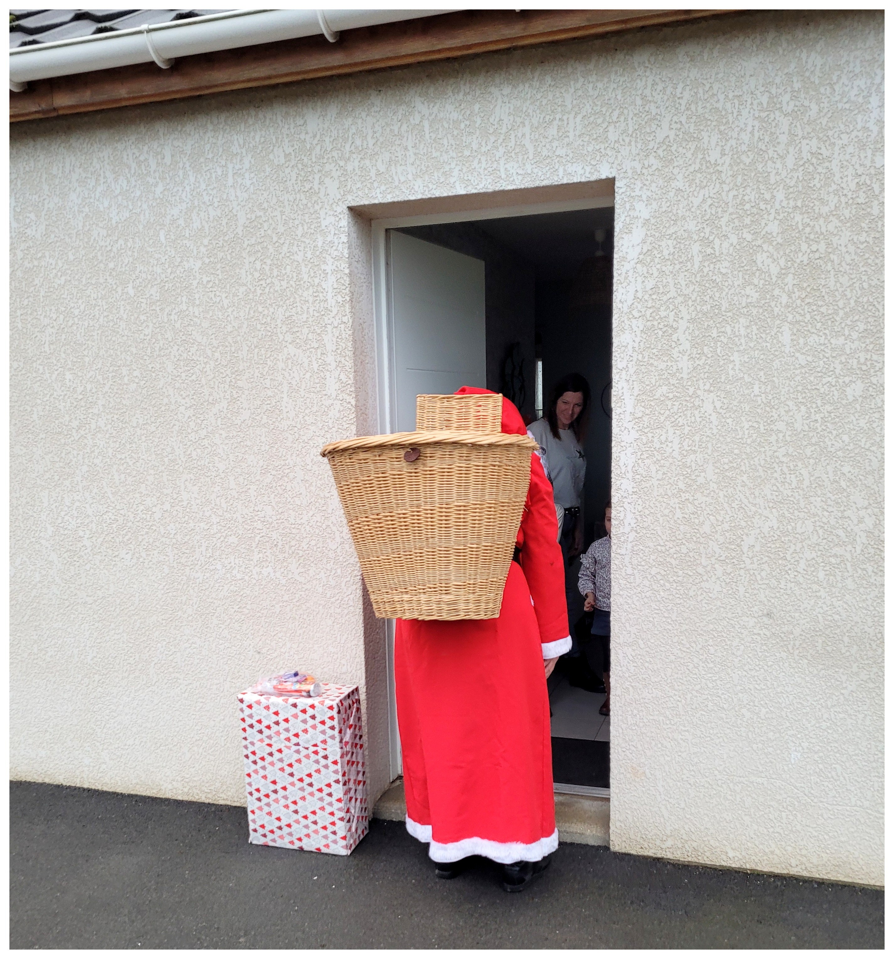 Le Père Noël dans le village