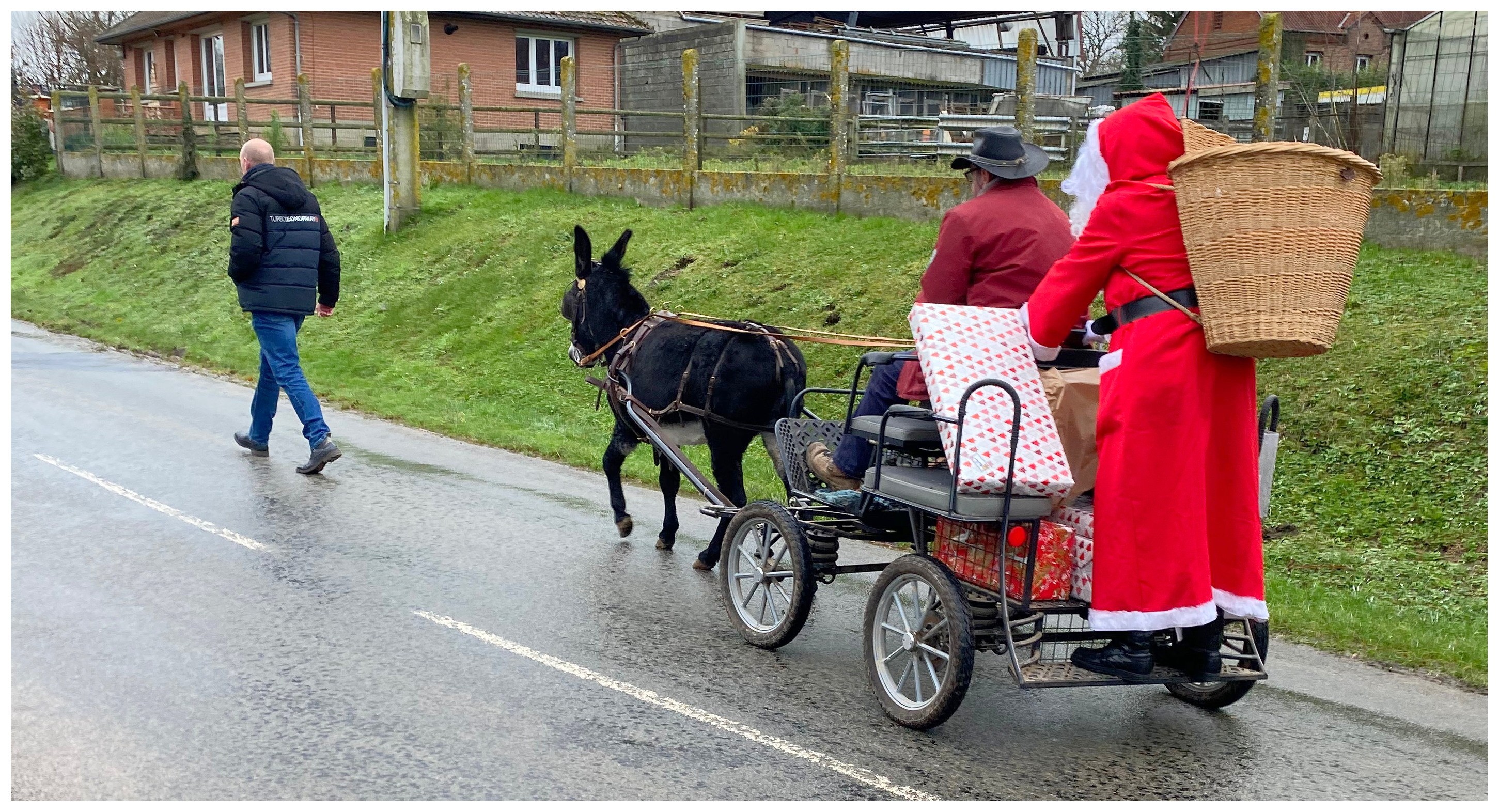 Le Père Noël dans le village