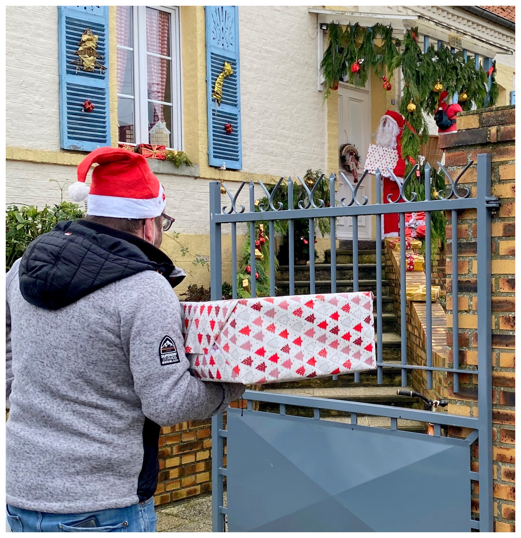 Le Père Noël dans le village