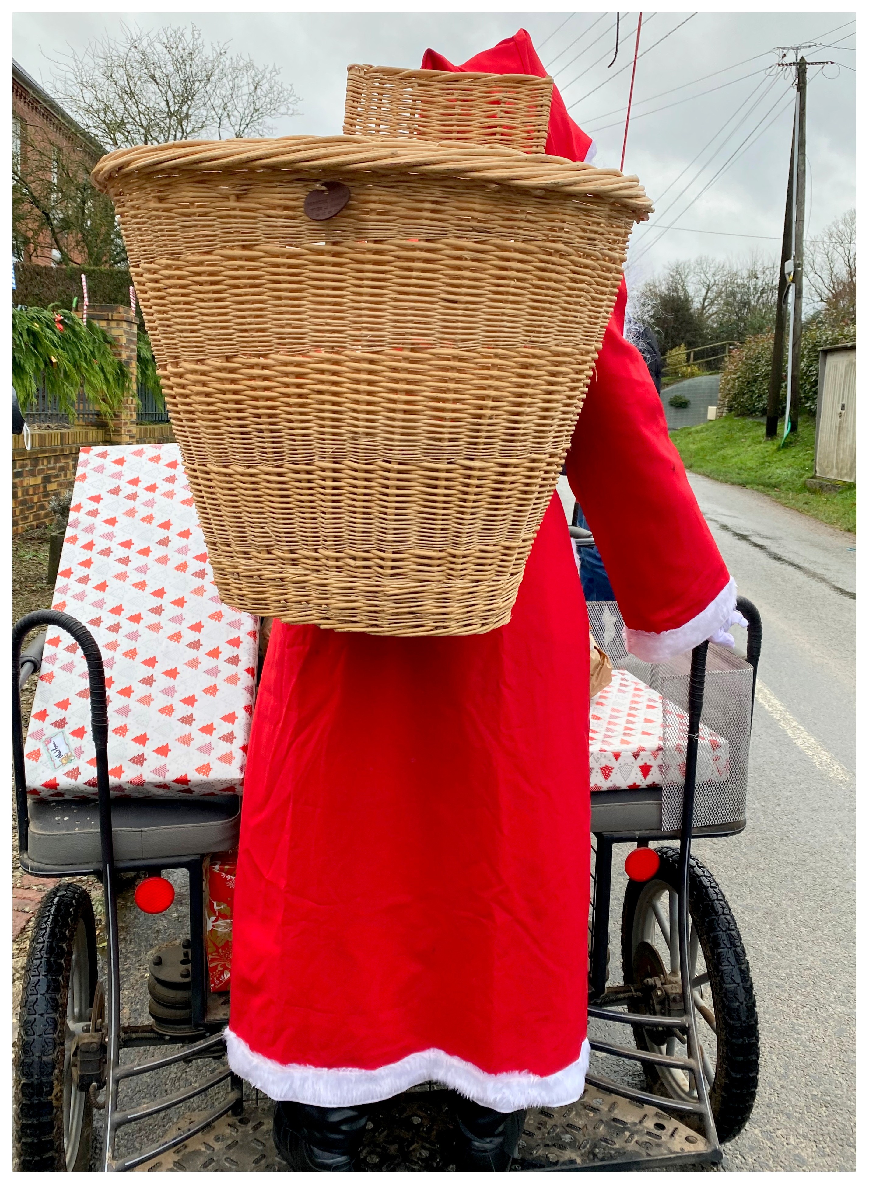 Le Père Noël dans le village