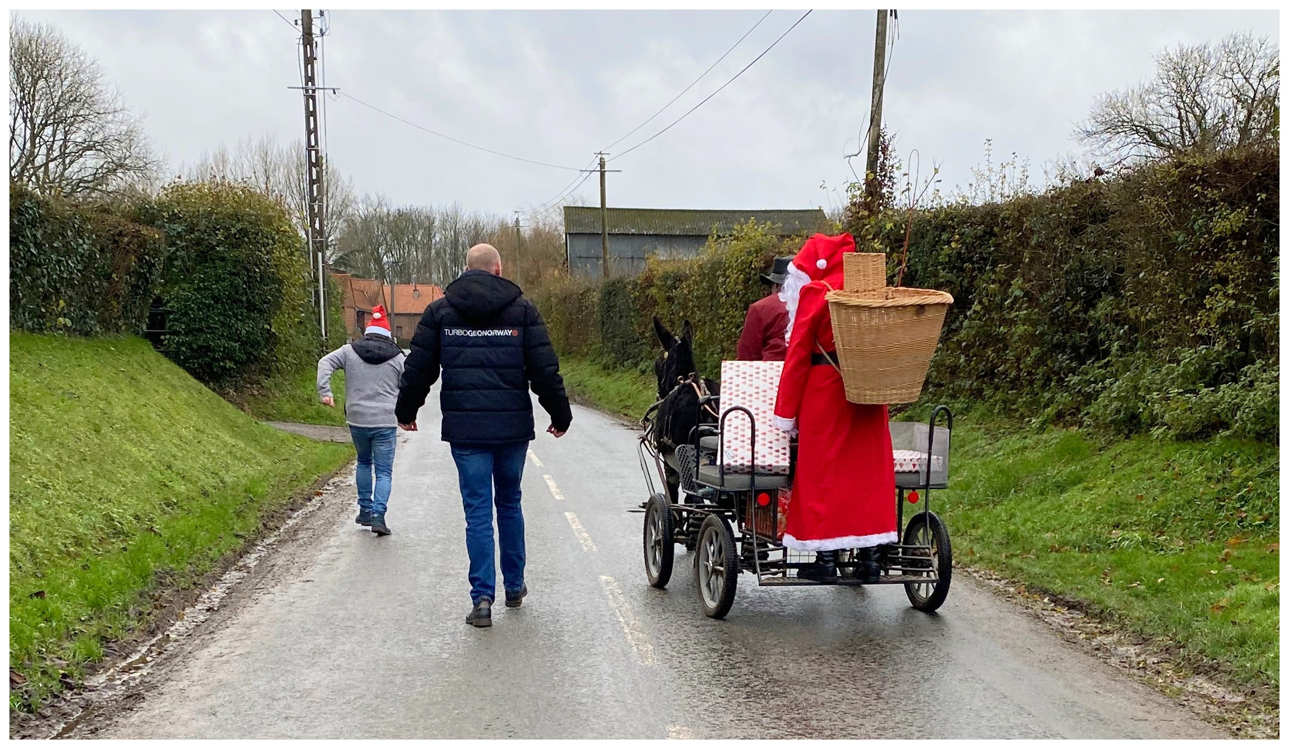 Le Père Noël dans le village