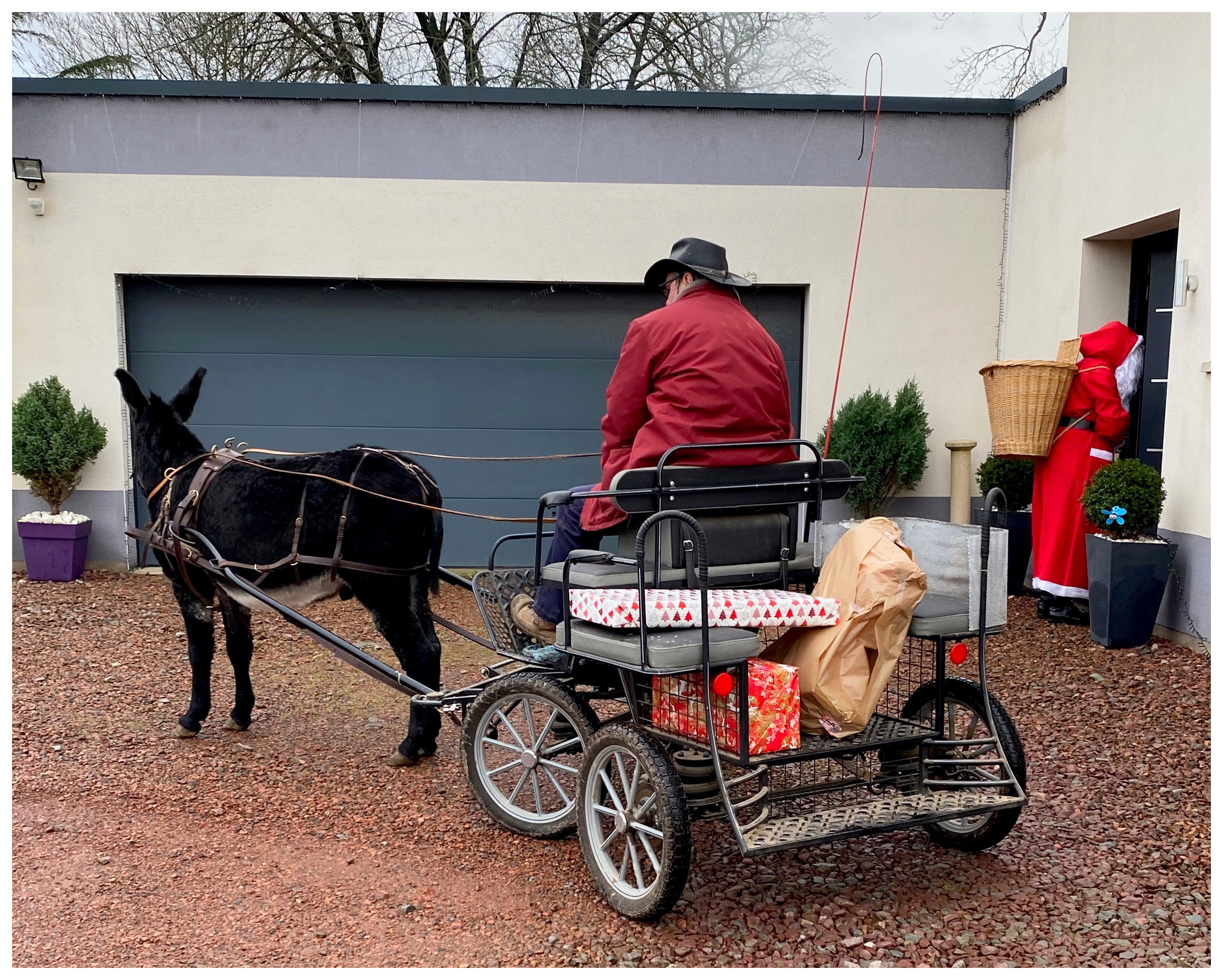 Le Père Noël dans le village