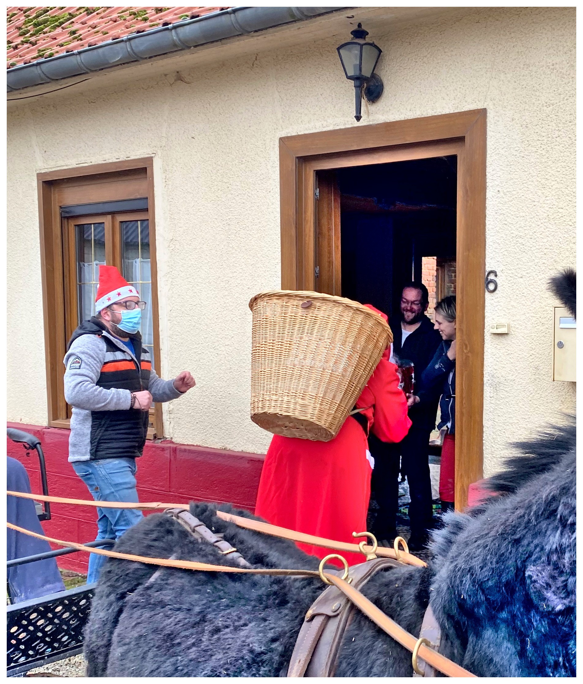 Le Père Noël dans le village