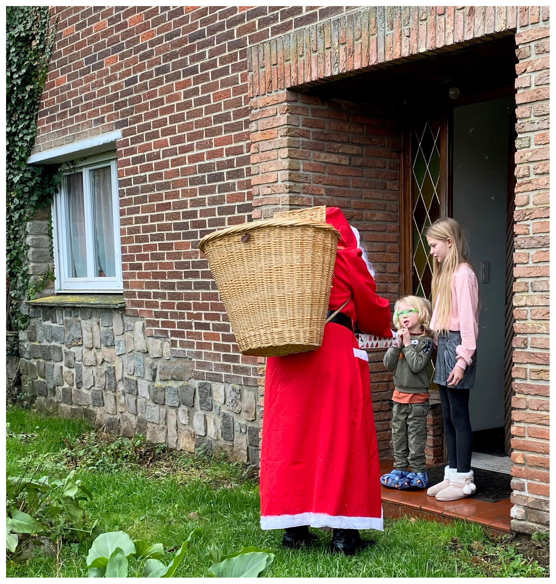 Le Père Noël dans le village