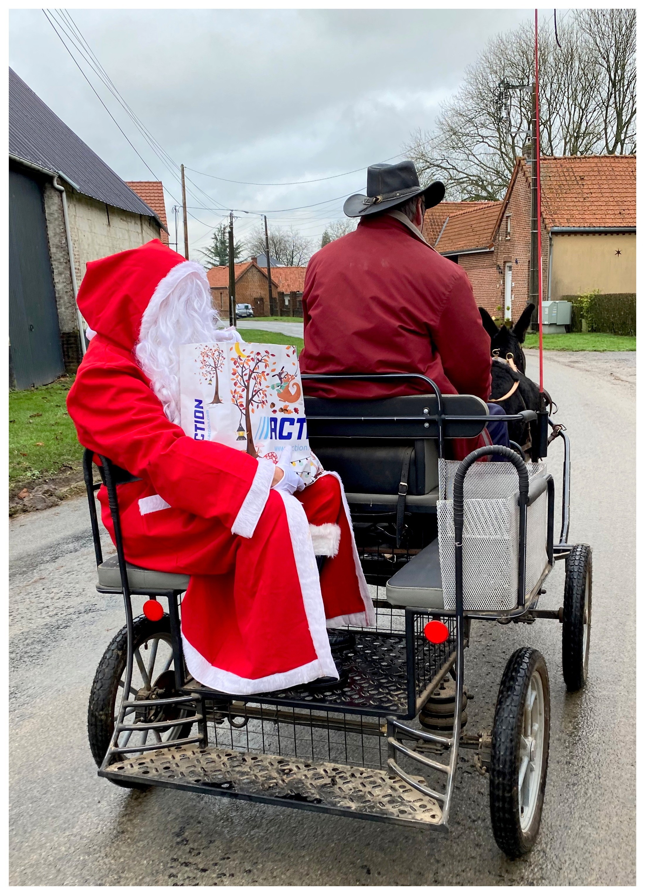 Le Père Noël dans le village