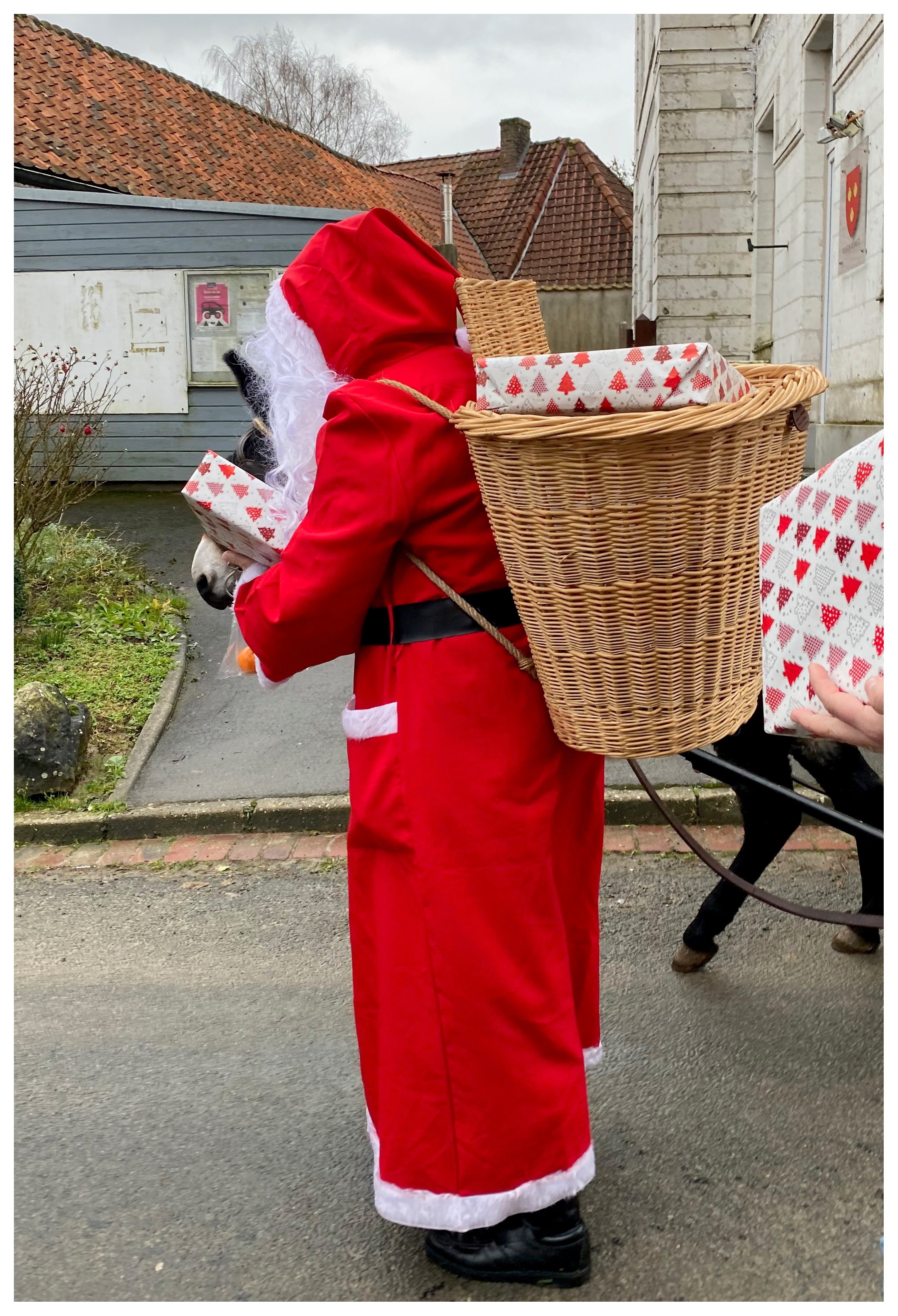 Le Père Noël dans le village