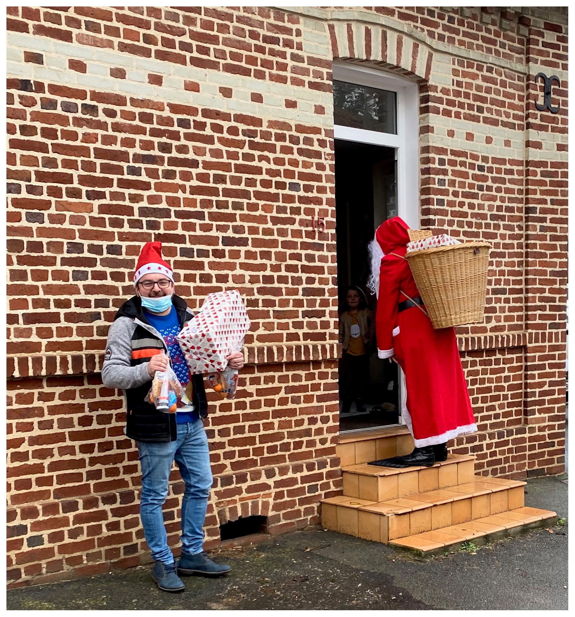 Le Père Noël dans le village