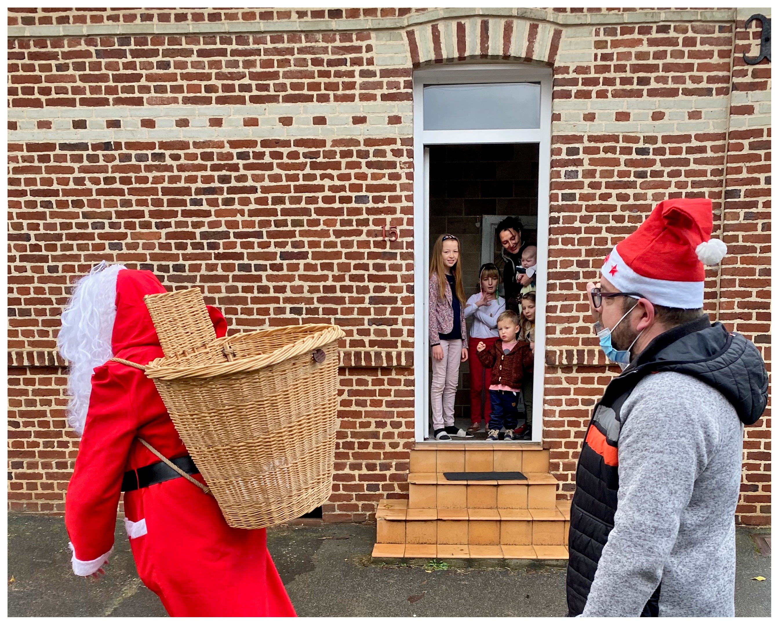 Le Père Noël dans le village