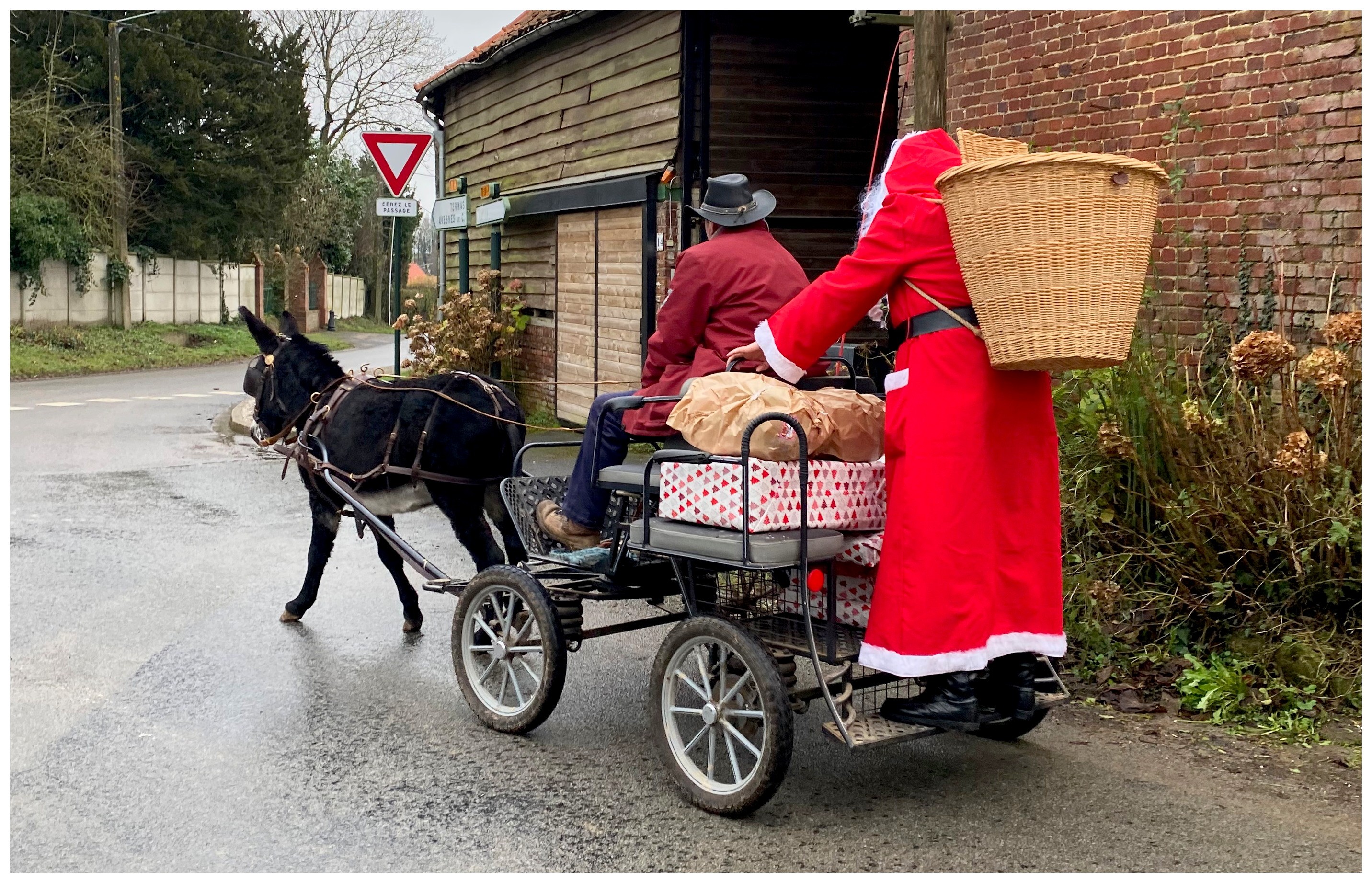 Le Père Noël dans le village