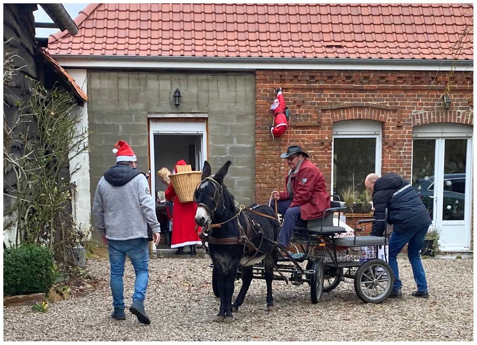 Le Père Noël dans le village