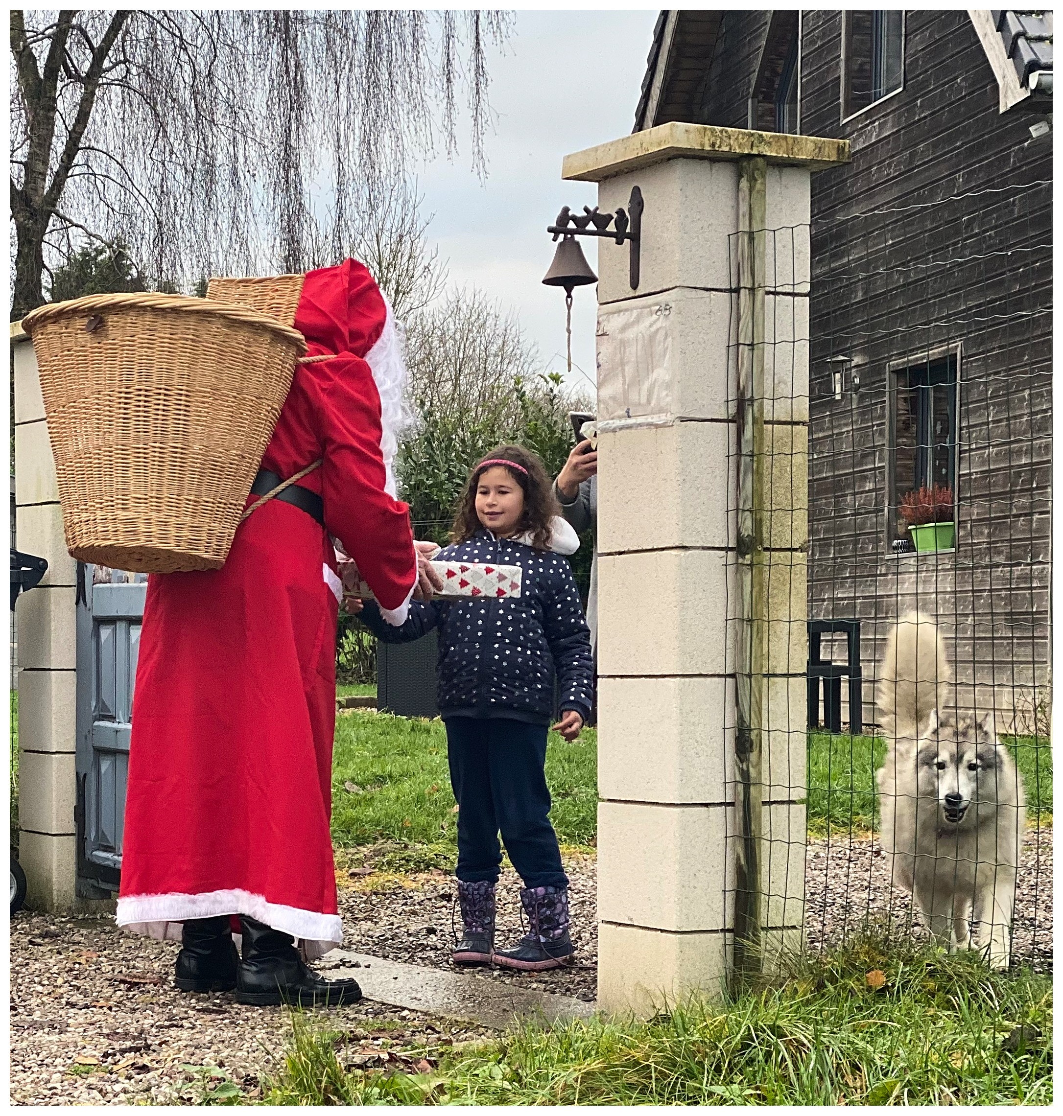 Le Père Noël dans le village