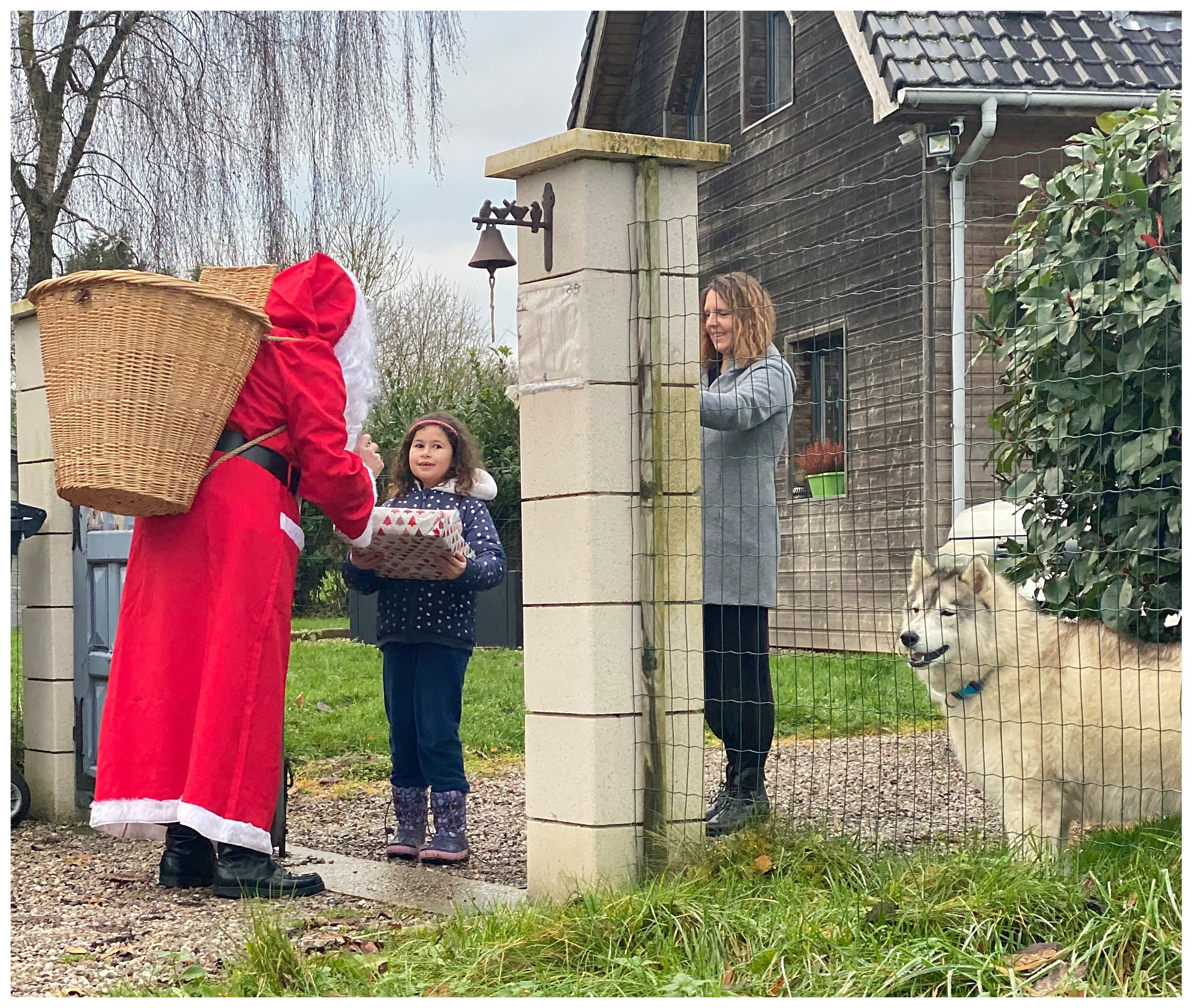 Le Père Noël dans le village