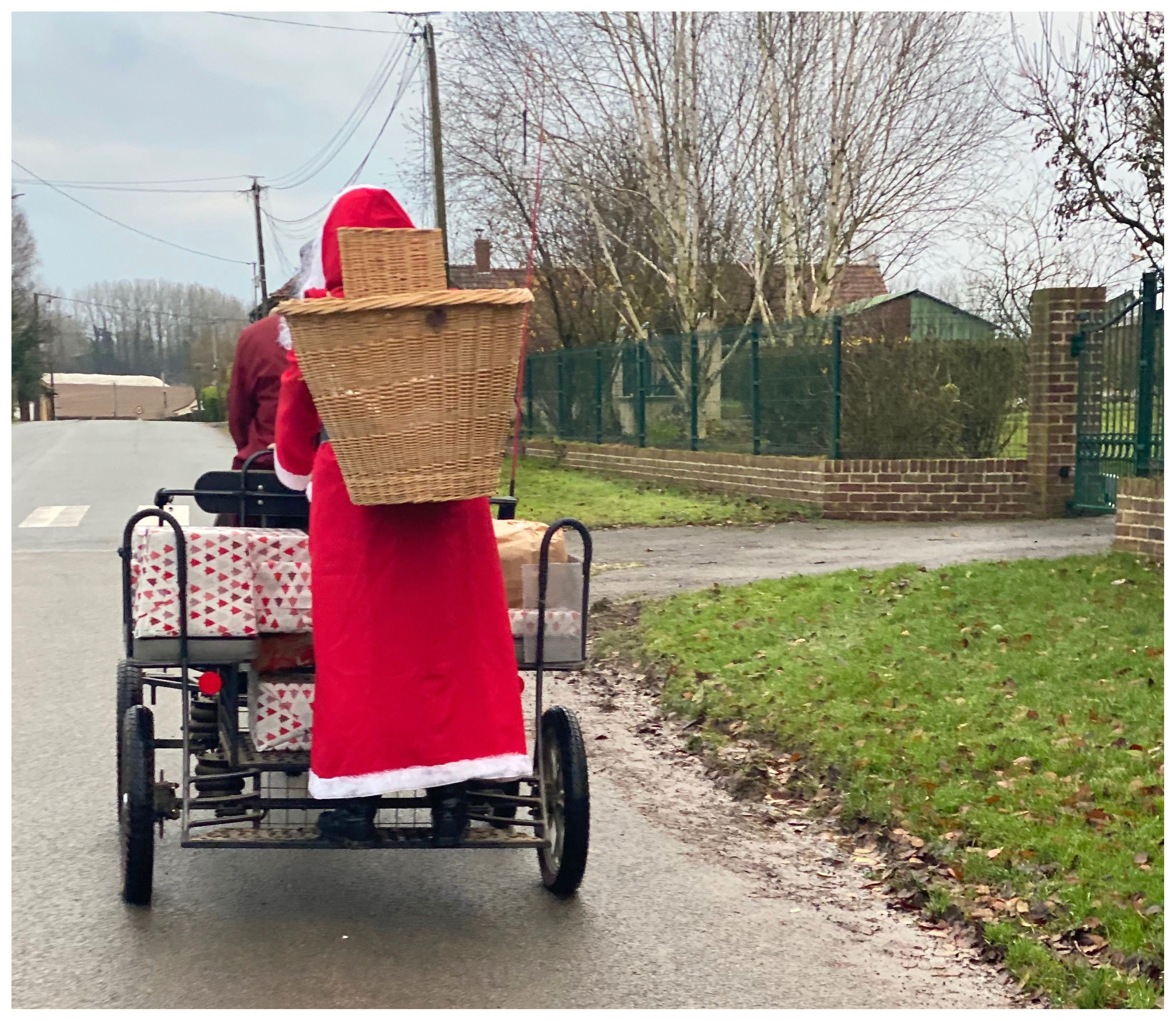 Le Père Noël dans le village