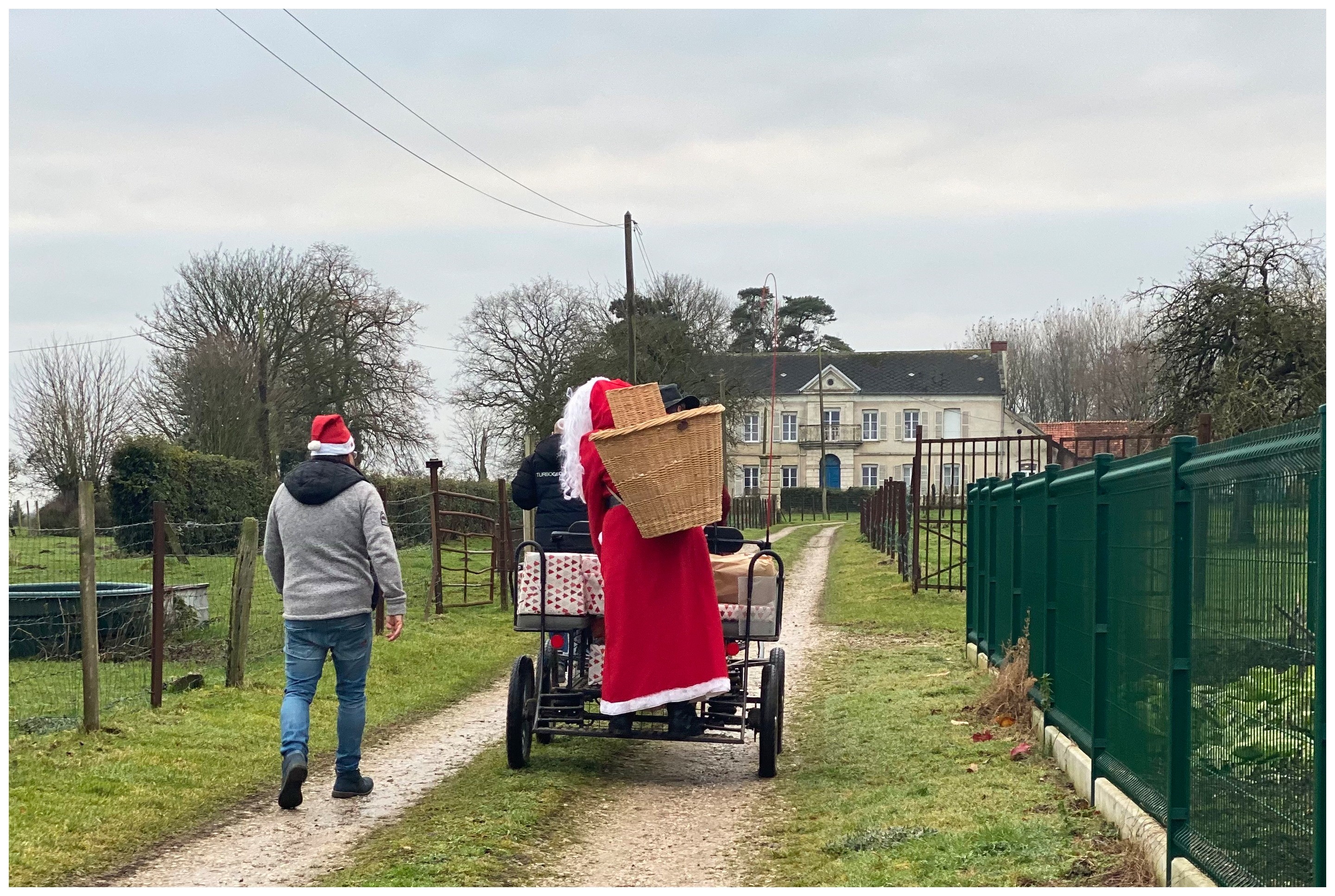 Le Père Noël dans le village