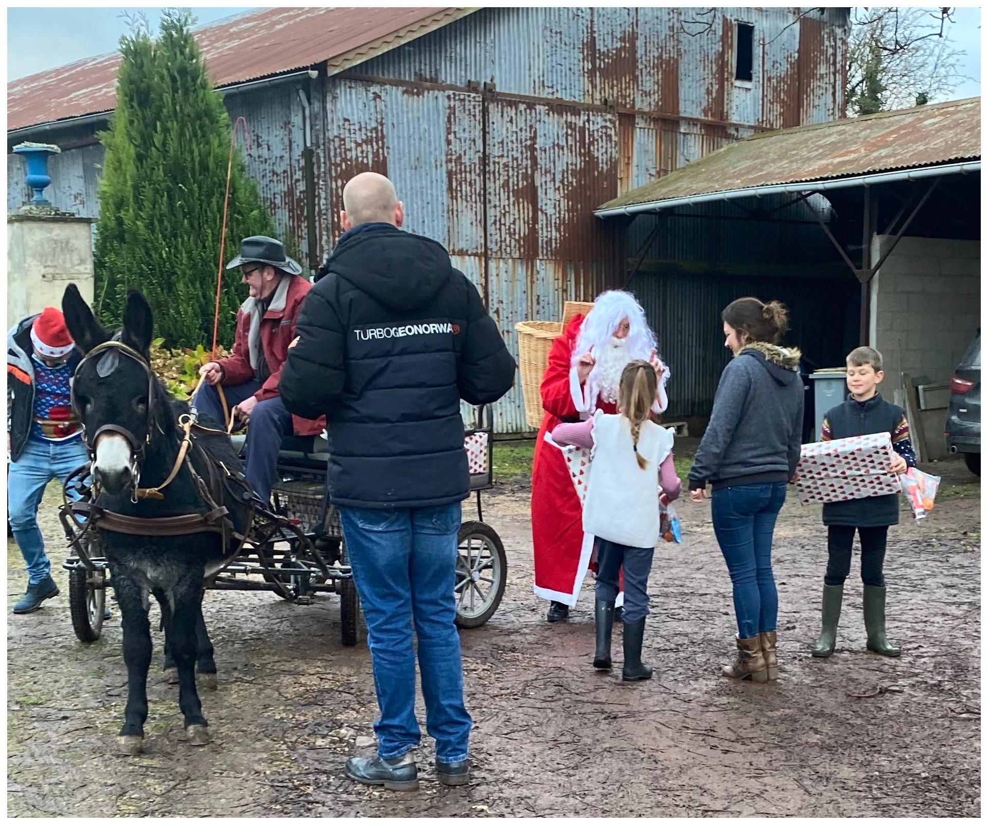 Le Père Noël dans le village