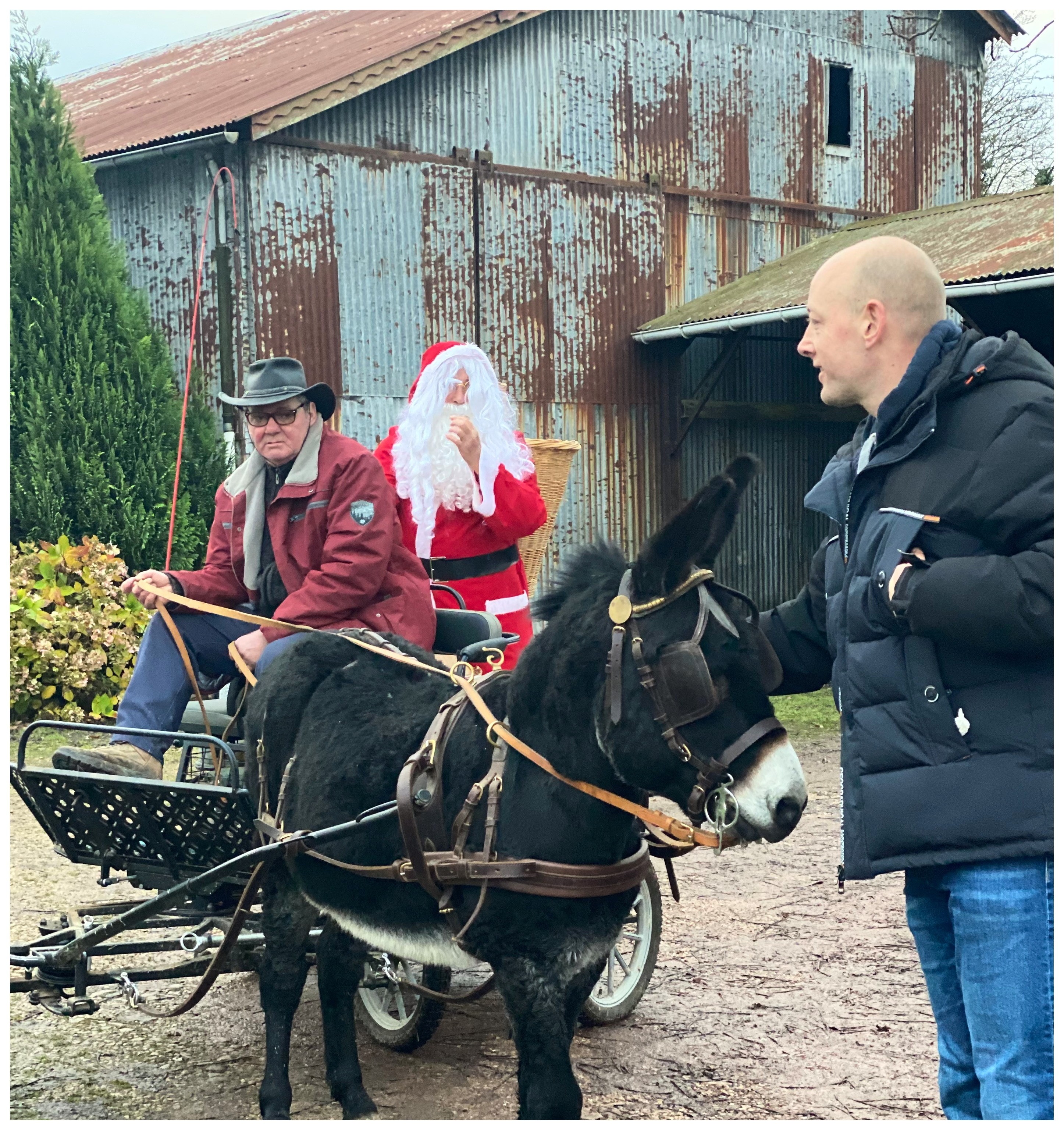 Le Père Noël dans le village