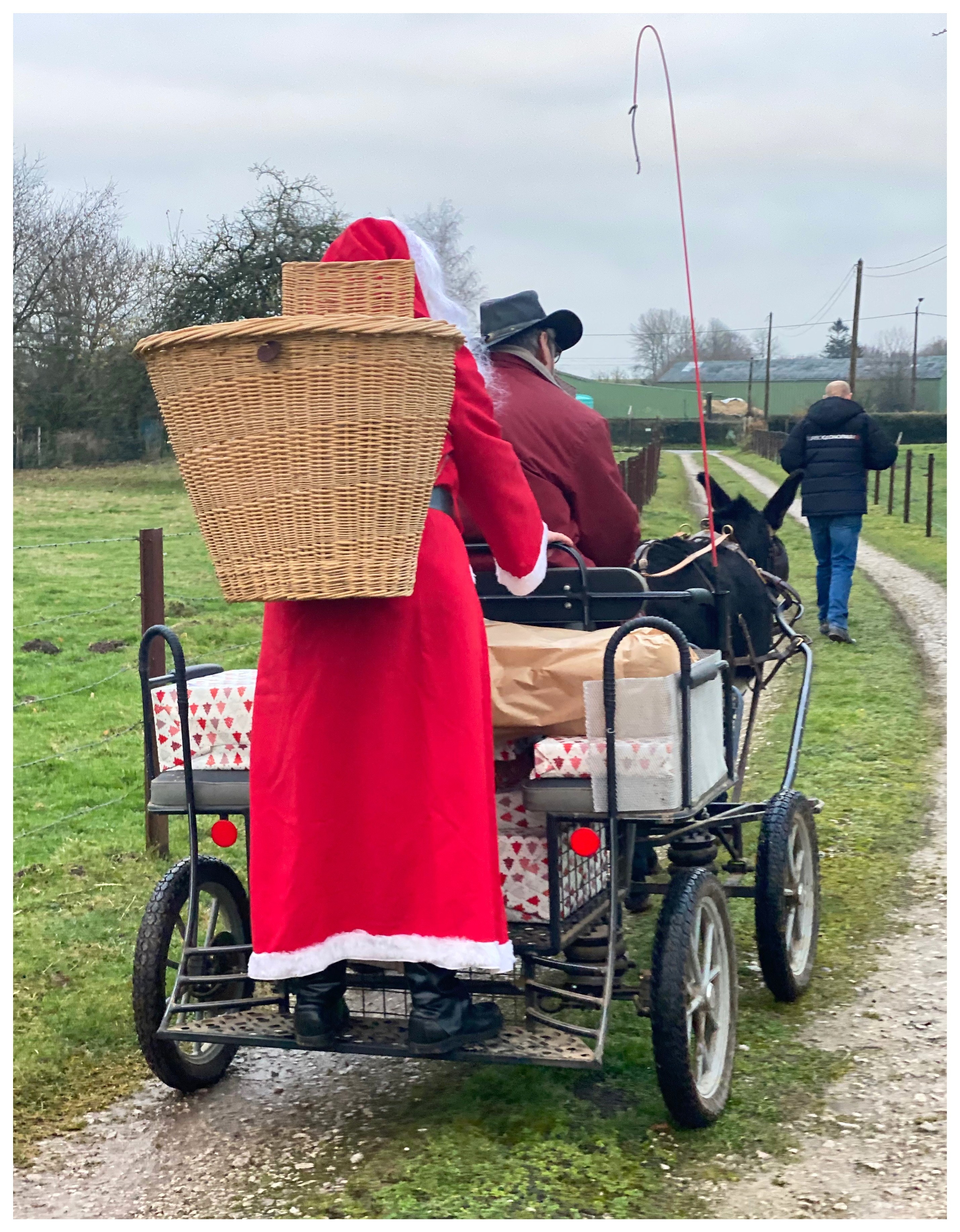 Le Père Noël dans le village