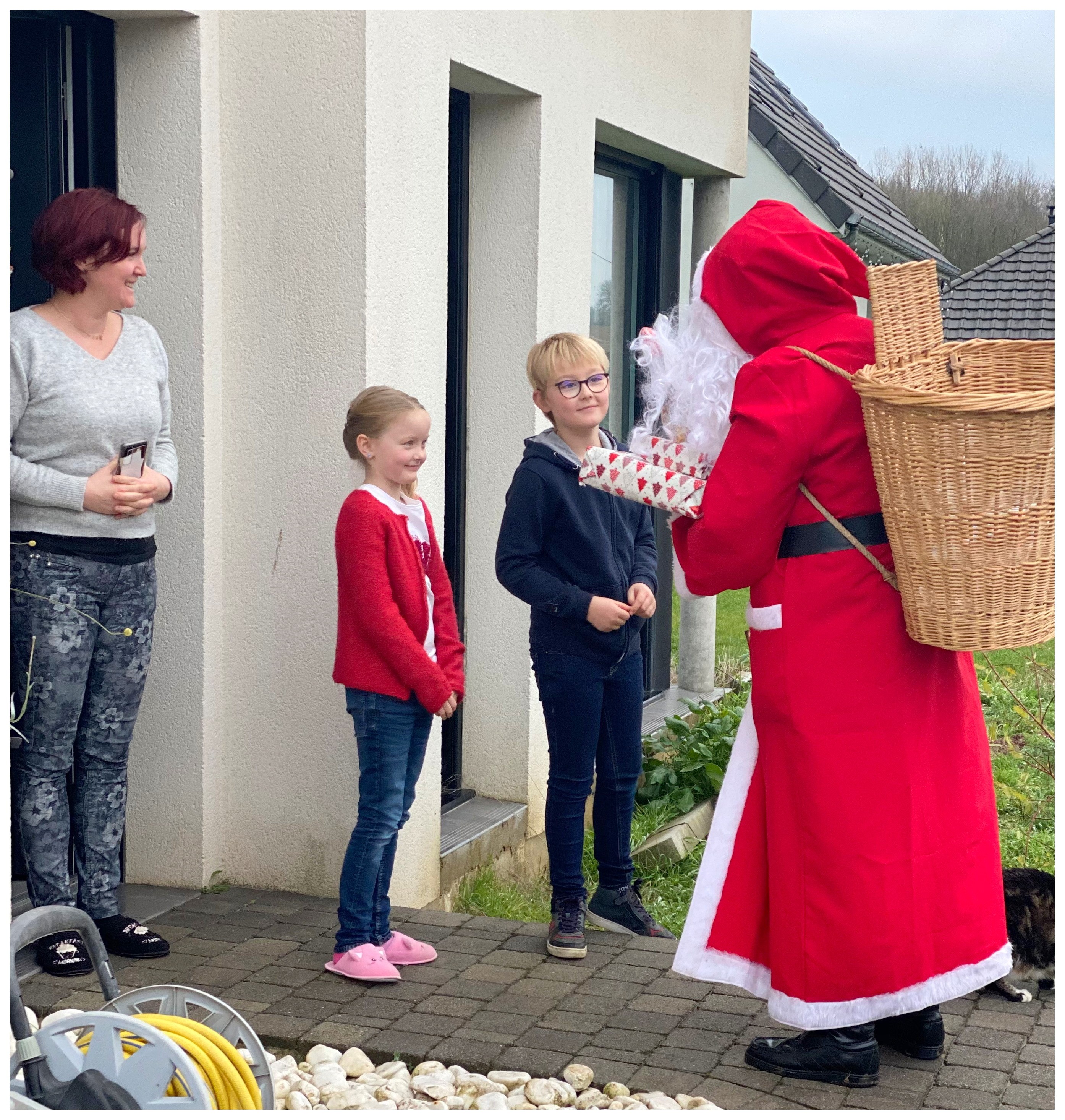 Le Père Noël dans le village