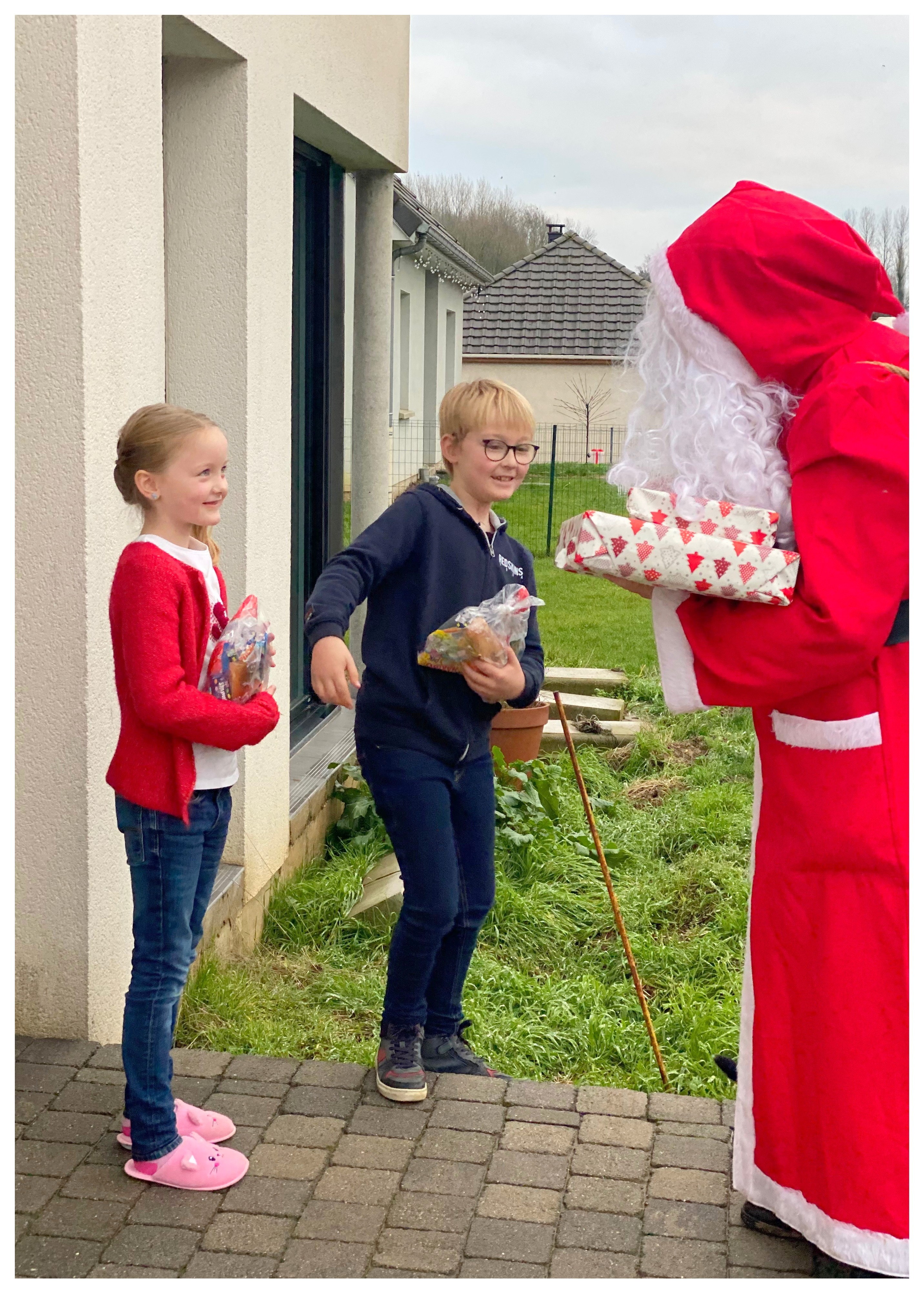 Le Père Noël dans le village