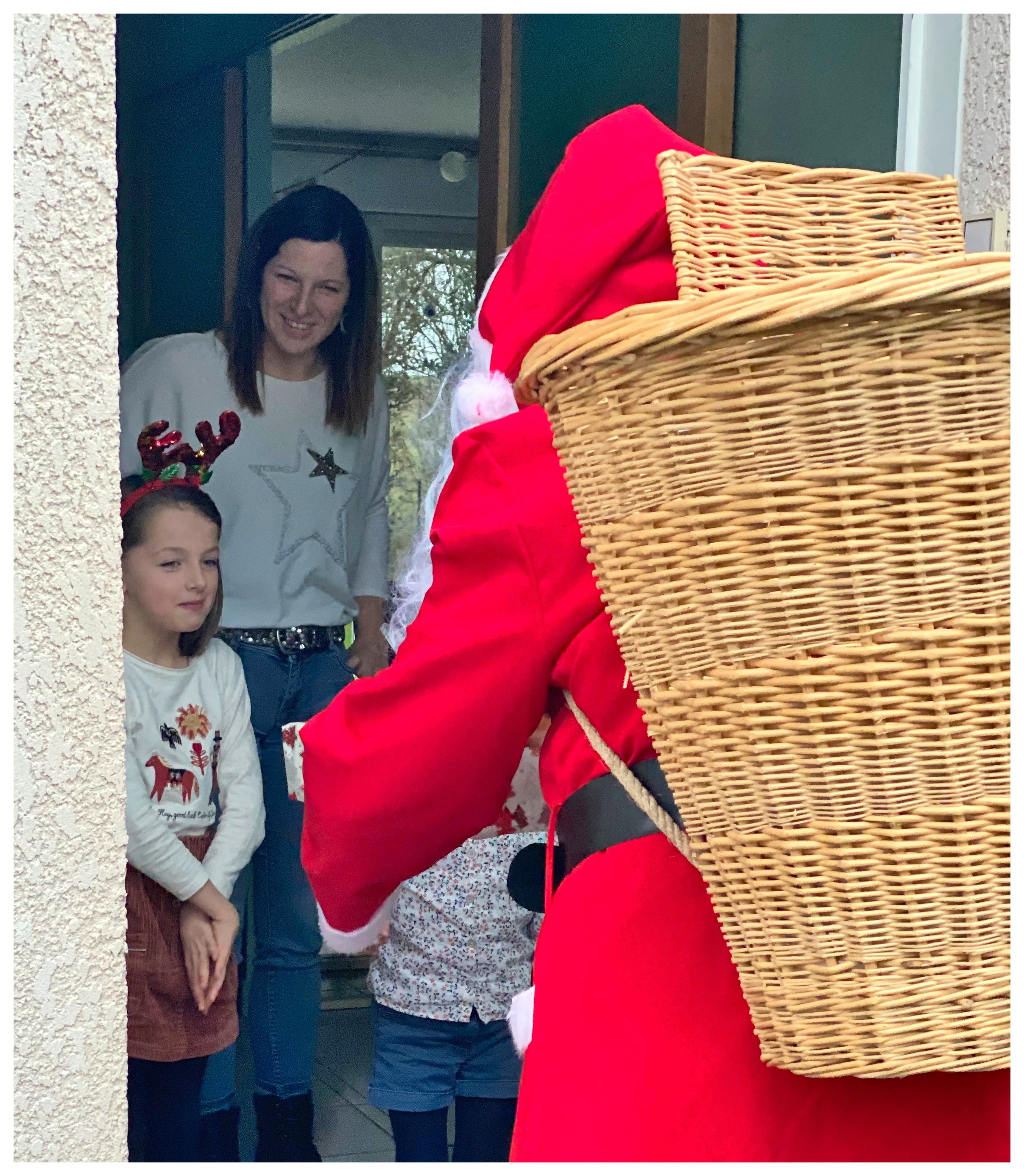 Le Père Noël dans le village