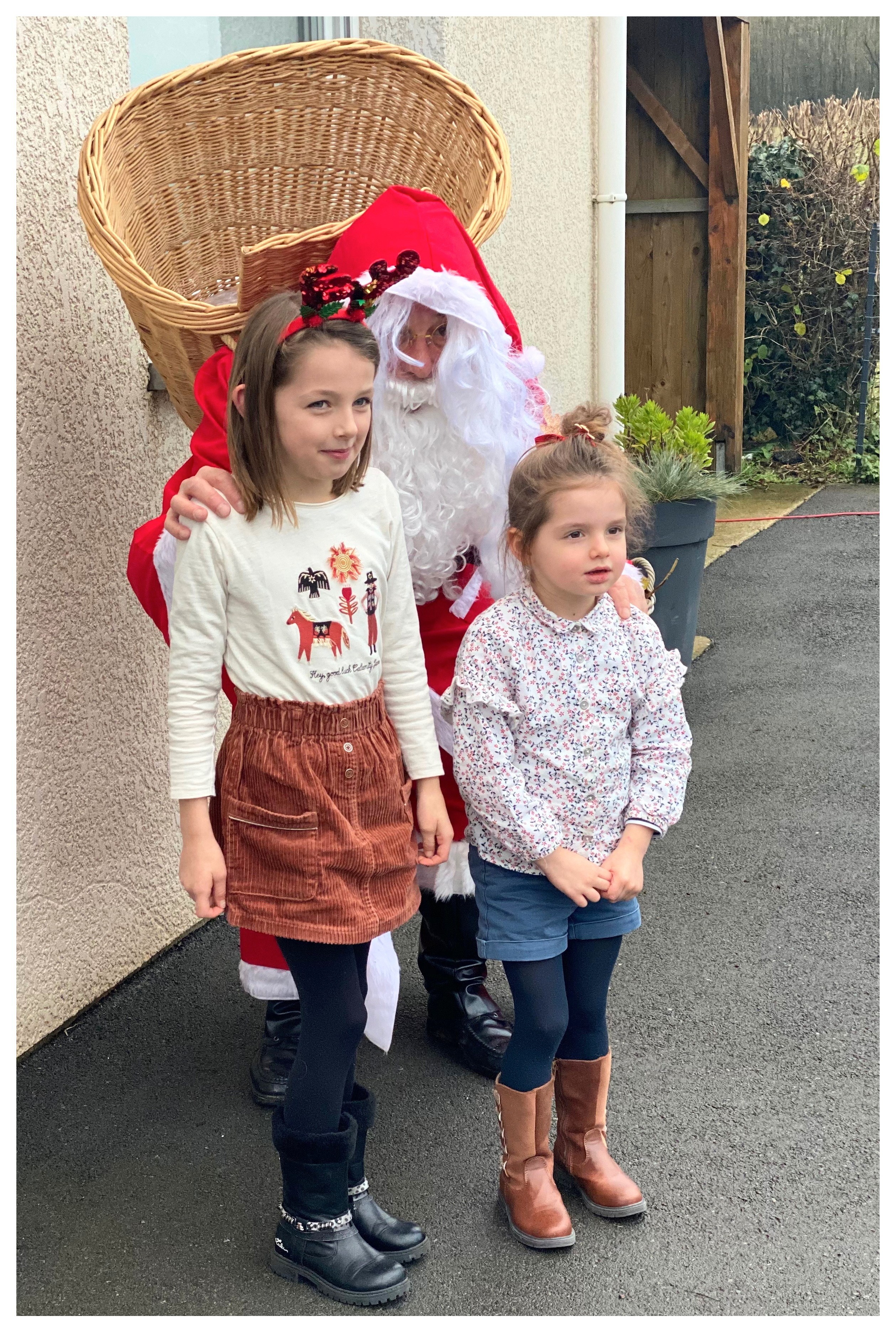 Le Père Noël dans le village