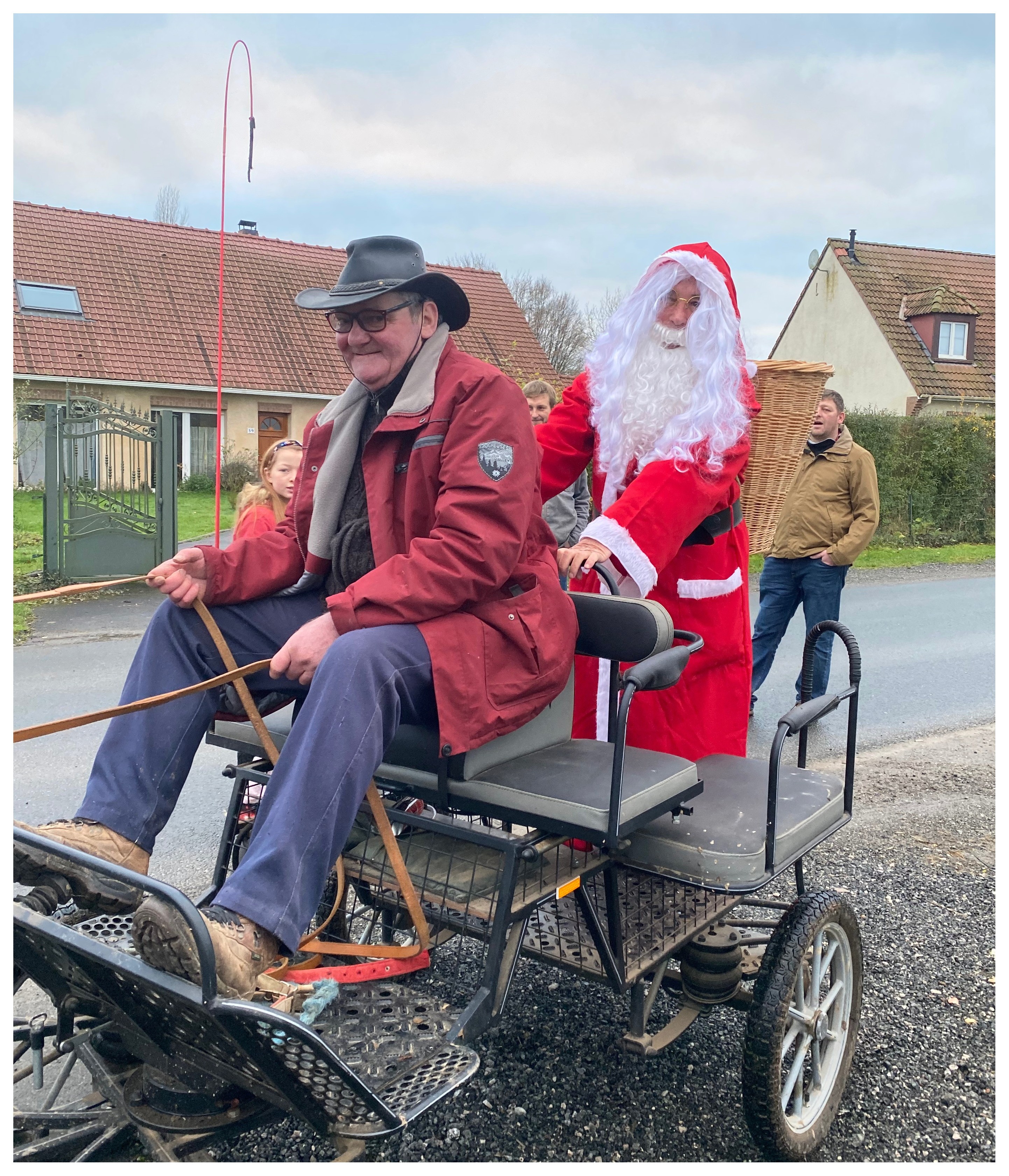 Le Père Noël dans le village